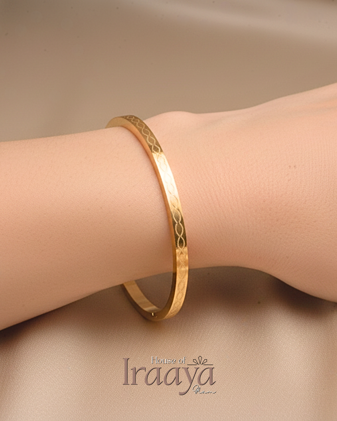 Textured Sleek Gold Band Kada