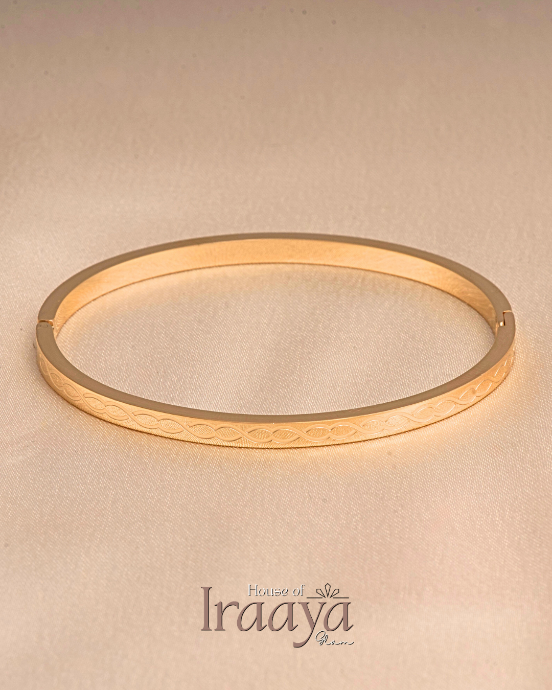 Textured Sleek Gold Band Kada